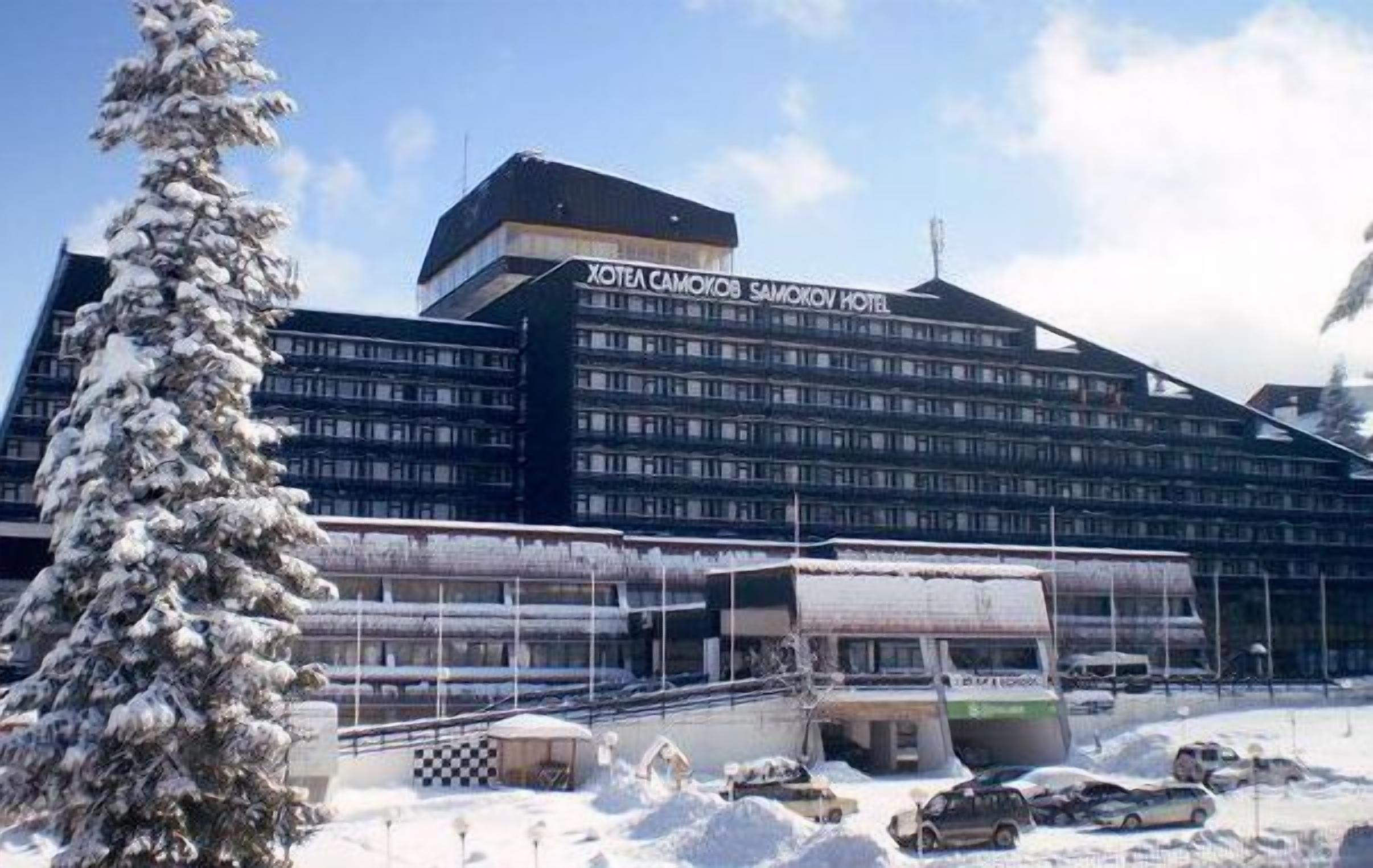 A multi-story building with the sign "XOTEA SAMOKOV SAMOKOV HOTEL".