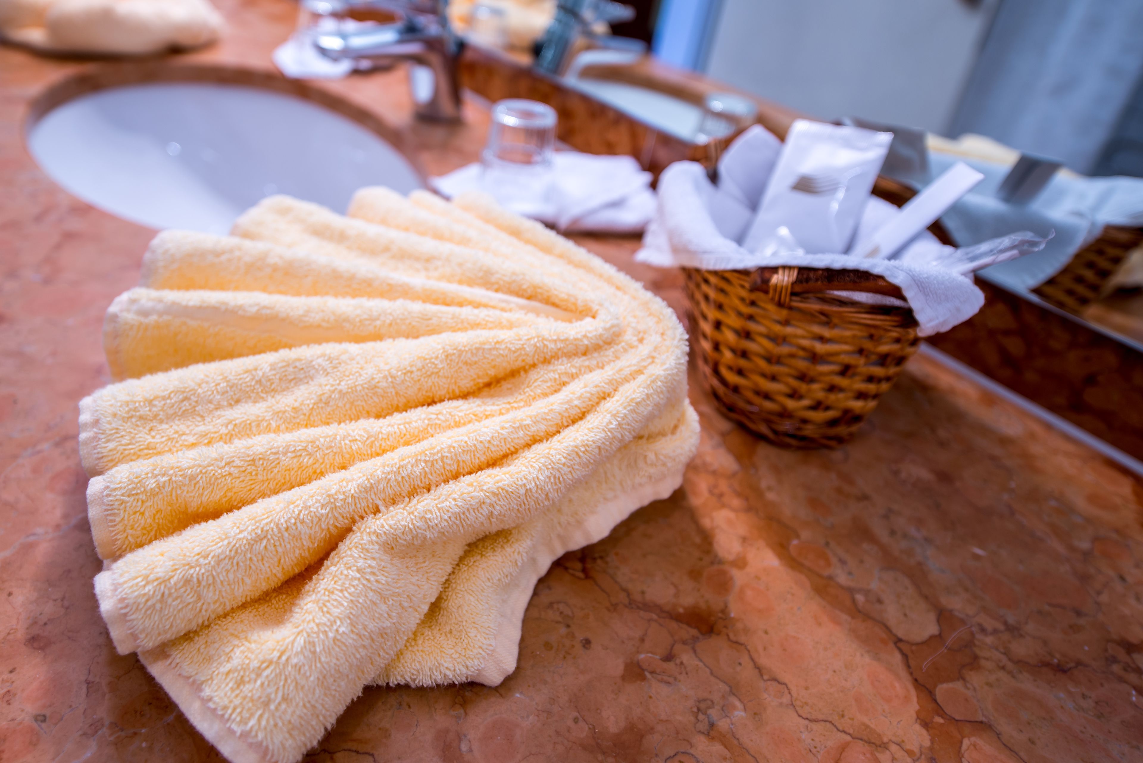 combined shower/bathtub, hair dryer, towels