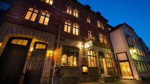 A historic building with arched windows and a sign reading "Ritte." - Hotel Zum Ritter (Fulda)