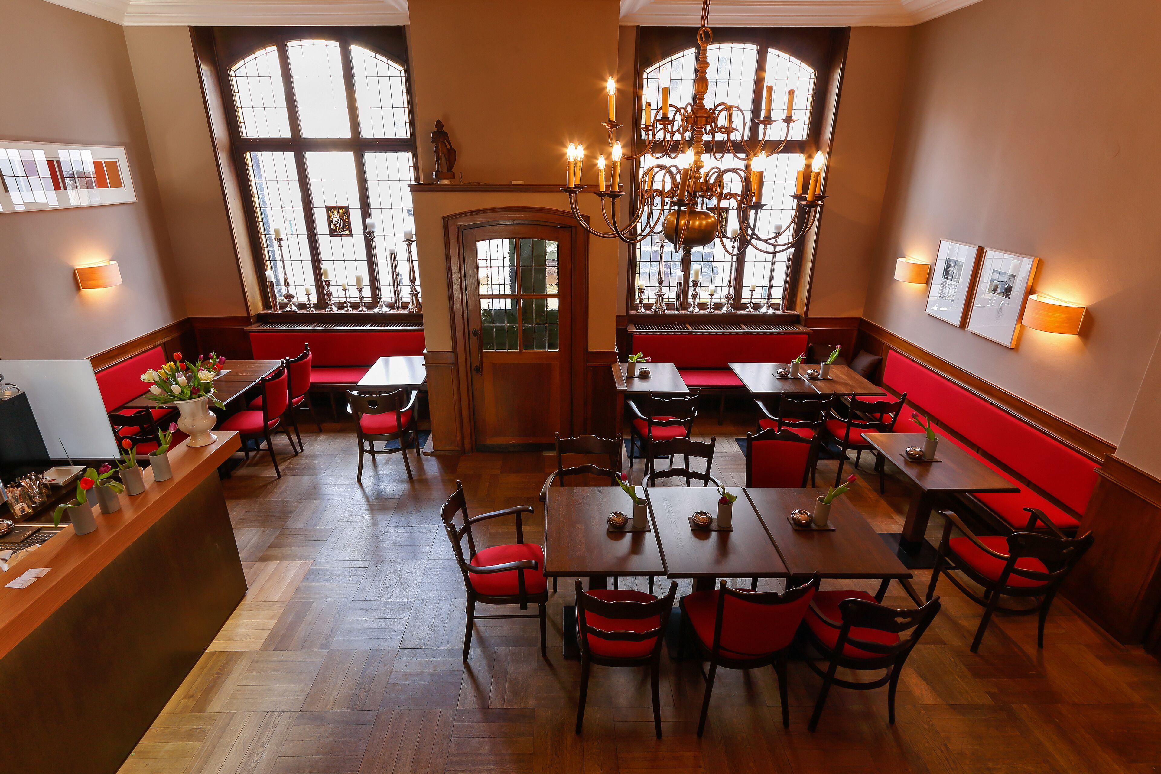 breakfast, lunch served; international cuisine, al fresco dining