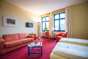 Minibar, skrivebord, lydisolert og strykejern/-brett