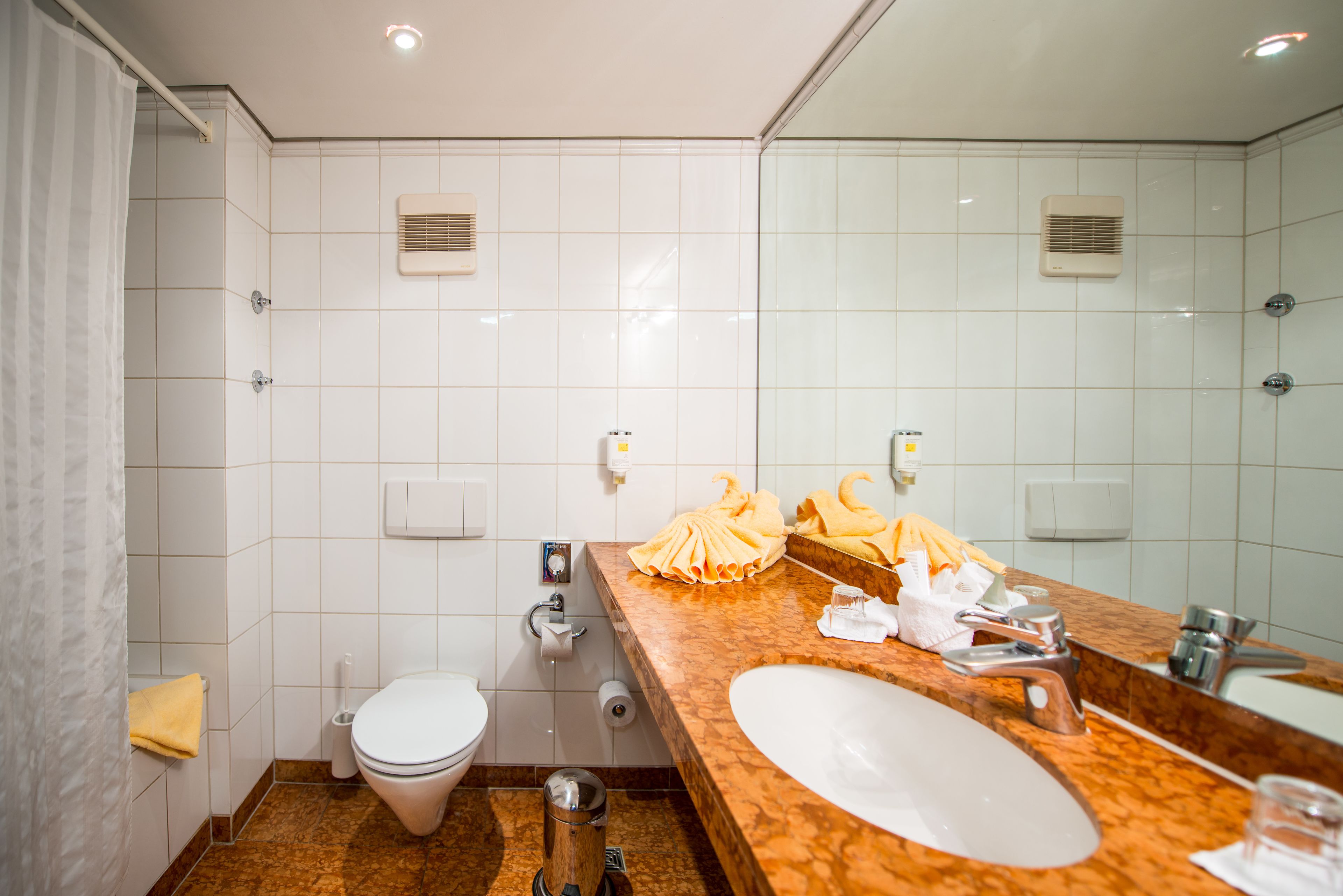 twin room | bathroom | combined shower/bathtub, hair dryer, towels