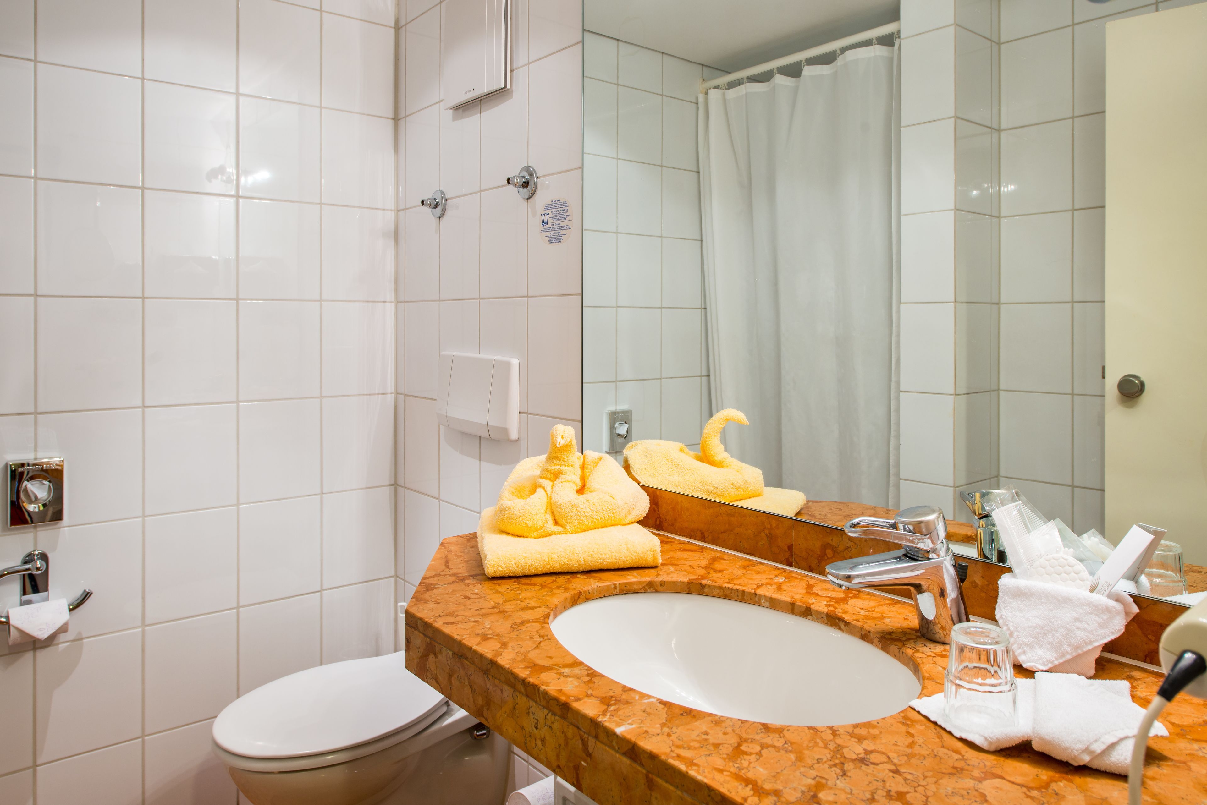 standard single room | bathroom | combined shower/bathtub, hair dryer, towels