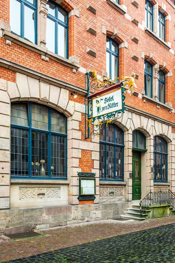 A historic building with a sign for 'Hotel Zum Kitter'.