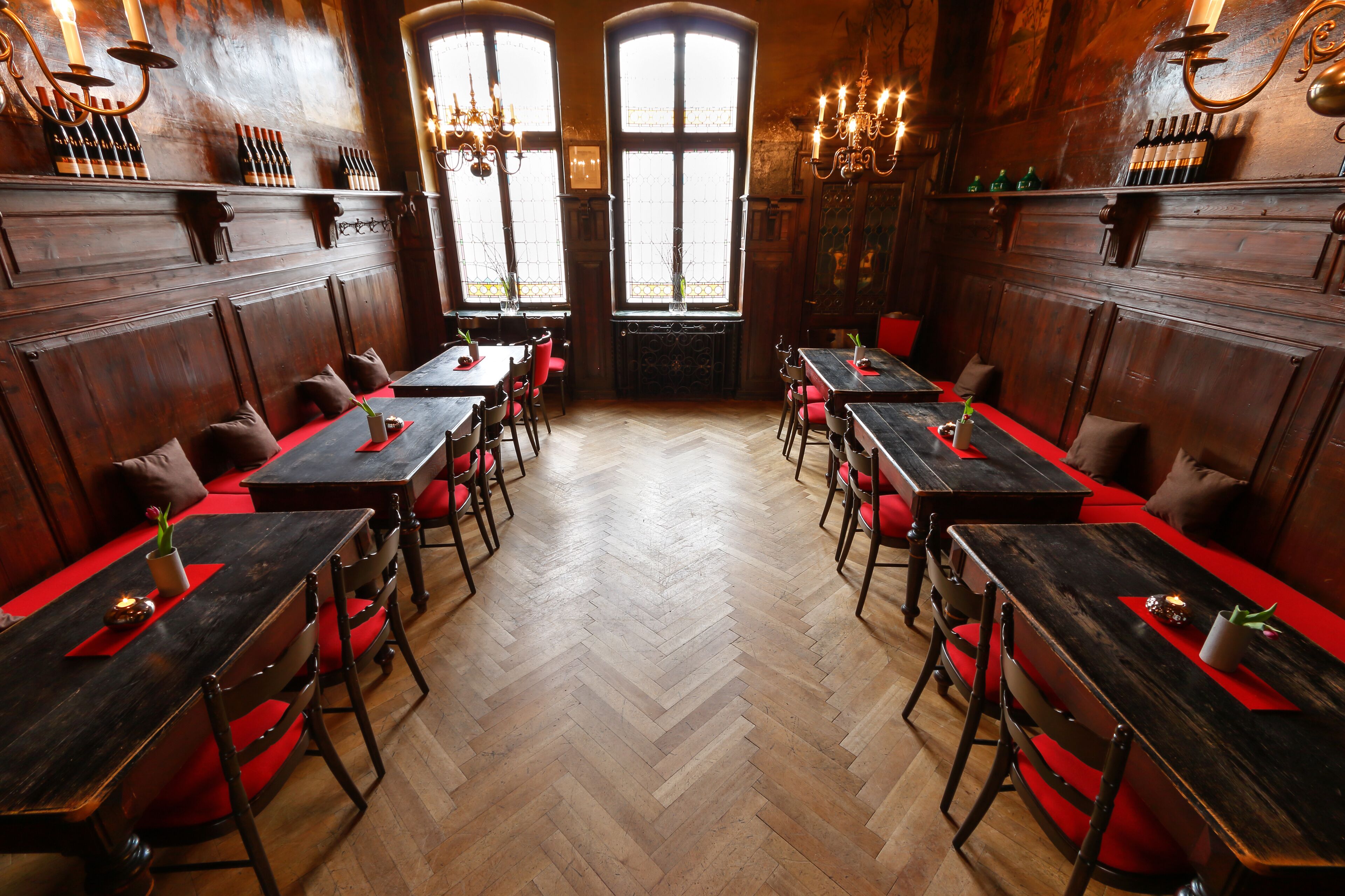 Breakfast, lunch, dinner served; international cuisine, alfresco dining 