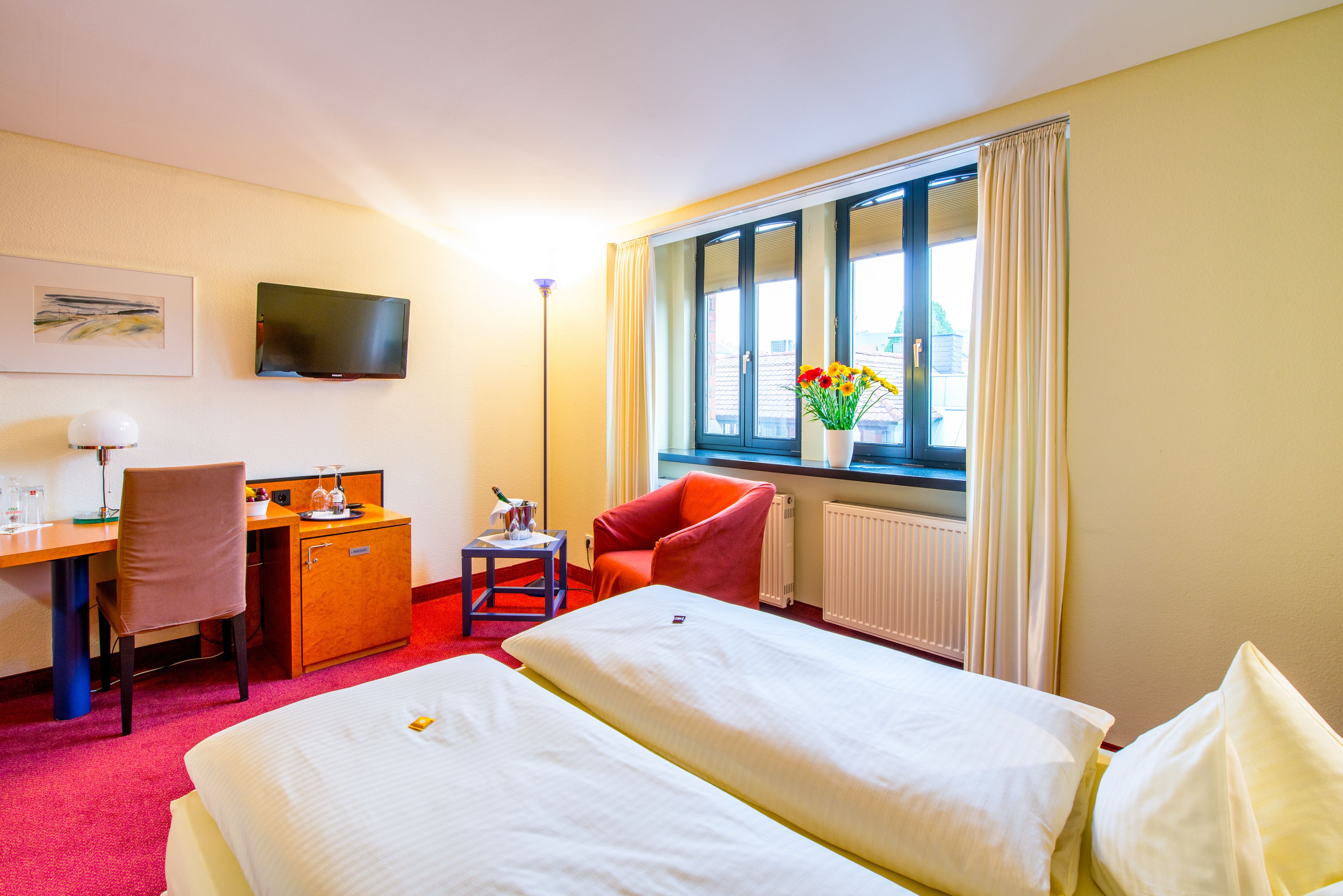 double room with french bed | 1 bedroom, minibar, desk, soundproofing