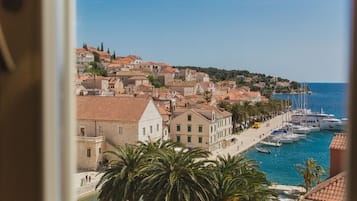 Une ville côtière dotée de bâtiments historiques, d’un port de plaisance et offrant une vue dégagée sur la mer.