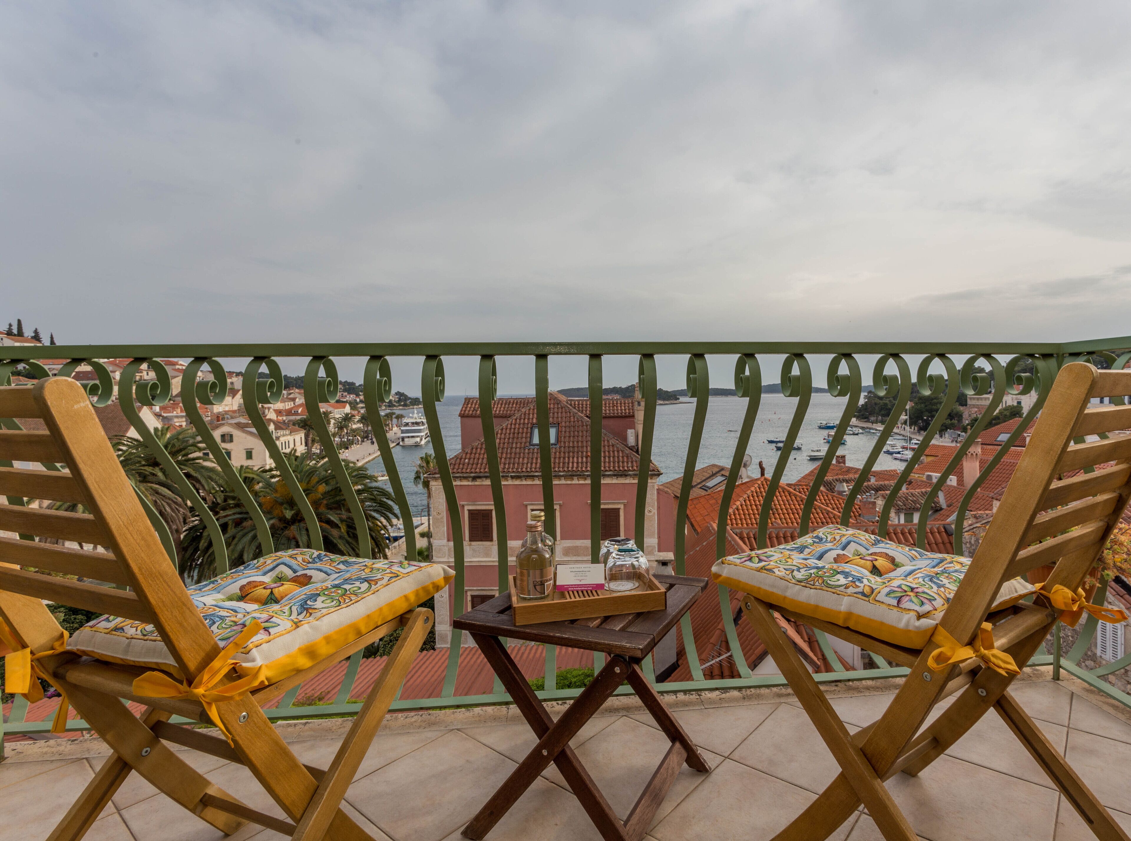 deluxe suite, balcony, sea view | living area | lcd tv, dvd player