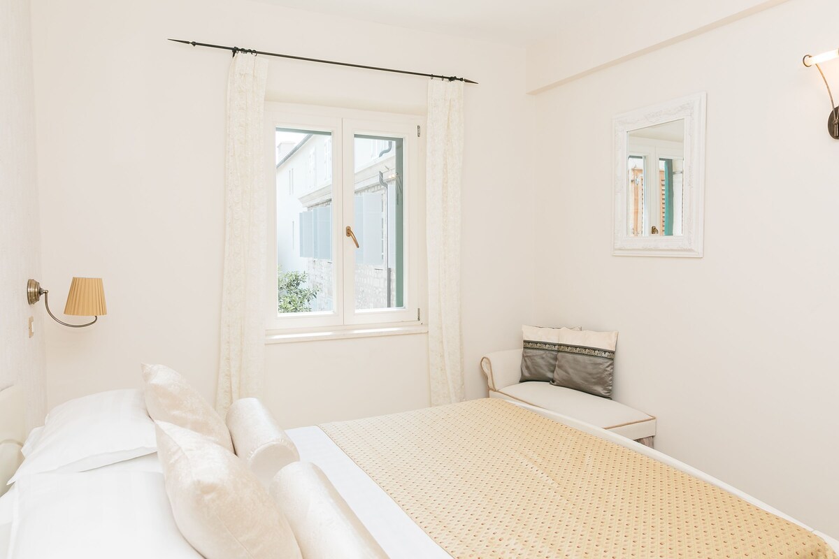Minibar, in-room safe, desk, iron/ironing board (on request)