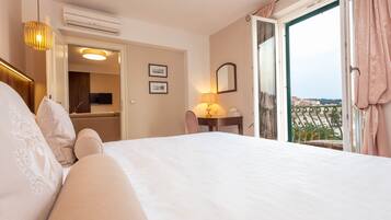 Suite Deluxe, balcon, vue mer | Minibar, coffres-forts dans les chambres, bureau