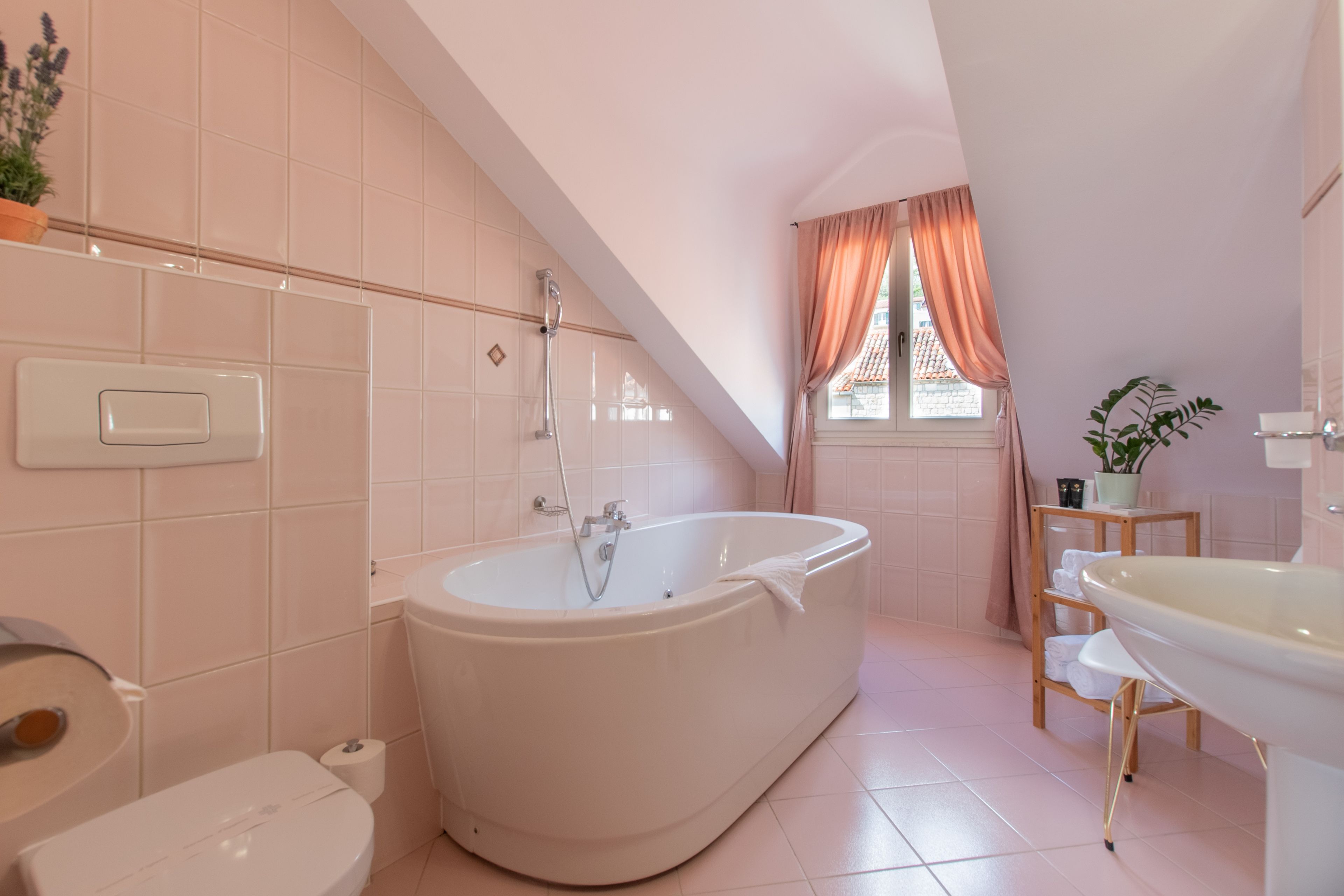 superior suite, sea view (top floor) | deep-soaking bathtub