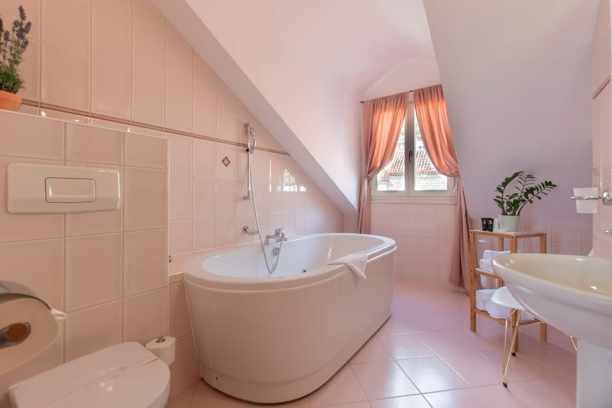 superior suite, sea view (top floor) | deep-soaking bathtub