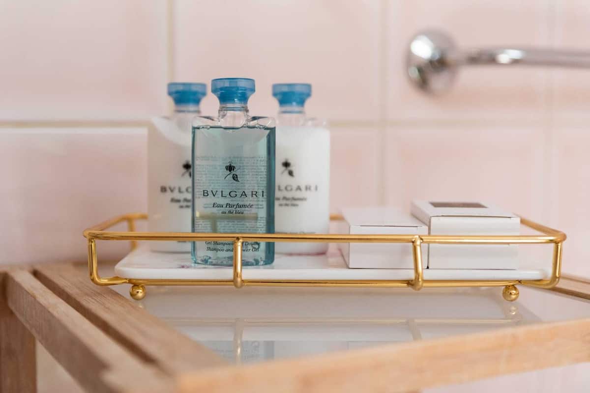 junior suite, 2 bedrooms, sea view | bathroom | free toiletries, hair dryer, slippers, towels