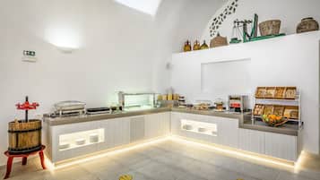Desayuno buffet diario (EUR 25 por persona)