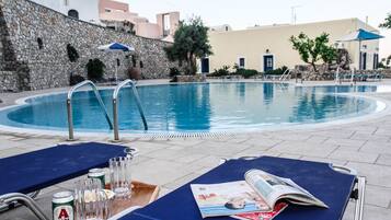 Piscina stagionale all'aperto, ombrelloni da piscina, lettini