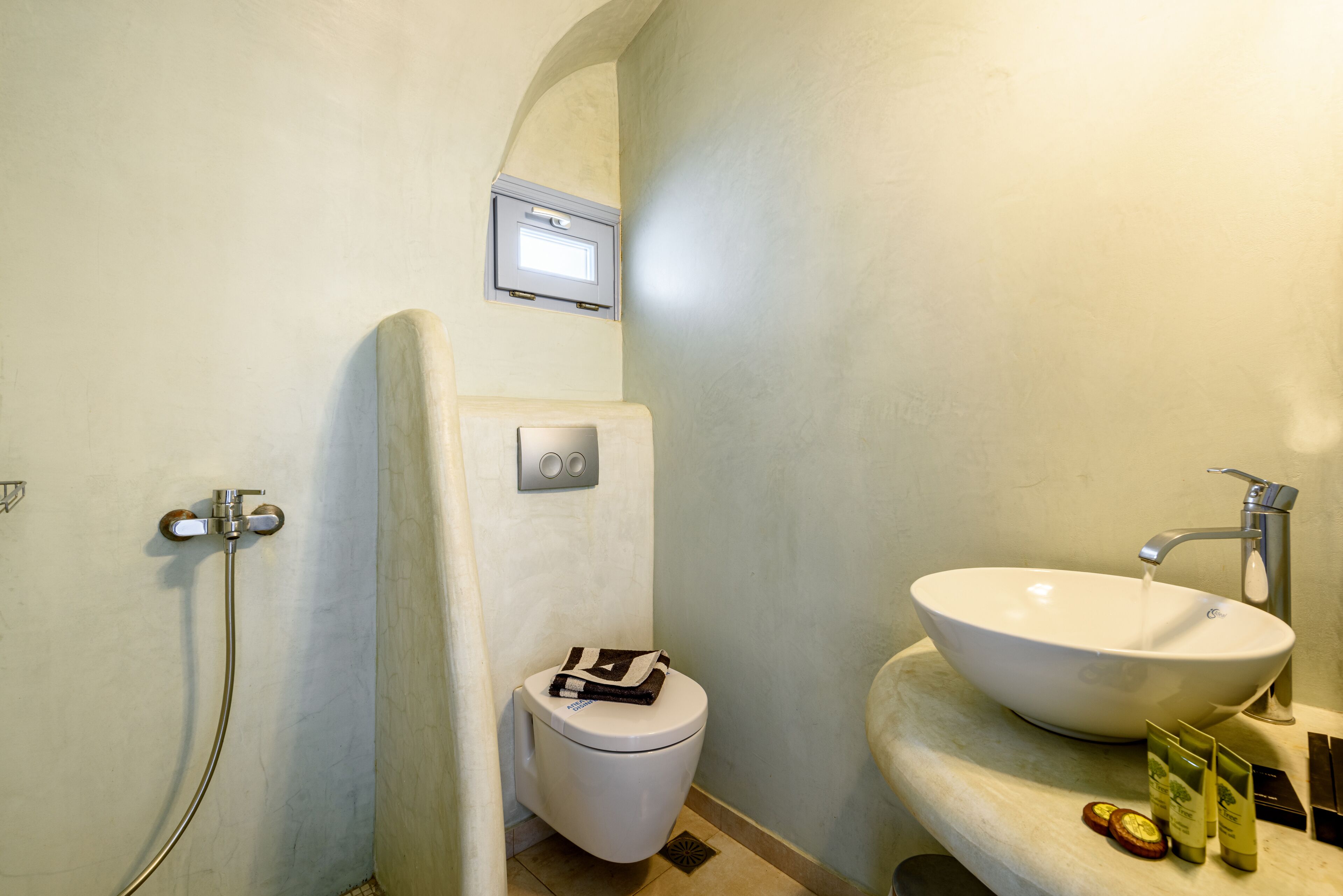 A bathroom with a toilet, bidet, and sink.