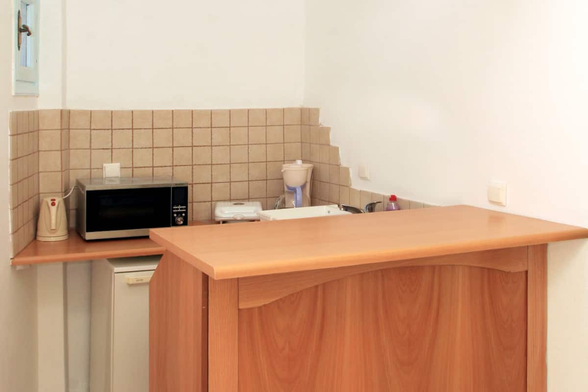 family room, kitchenette | private kitchenette | full-sized fridge, coffee/tea maker, electric kettle