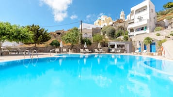Piscina stagionale all'aperto, ombrelloni da piscina, lettini