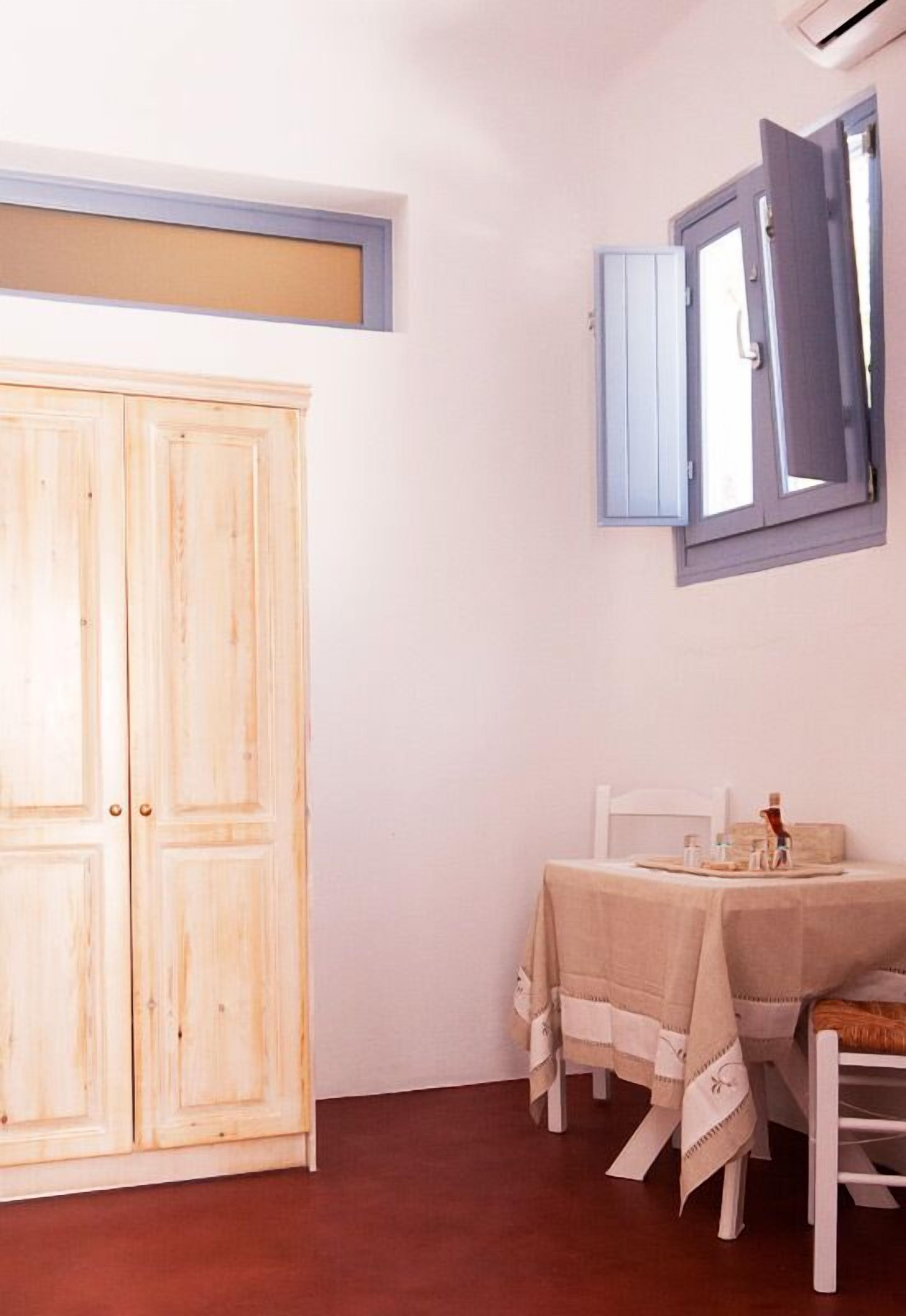 family apartment (cave vinsanto) | 2 bedrooms, frette italian sheets, premium bedding, minibar