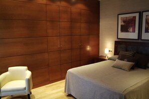 Penthouse | In-room safe, desk, blackout curtains, soundproofing