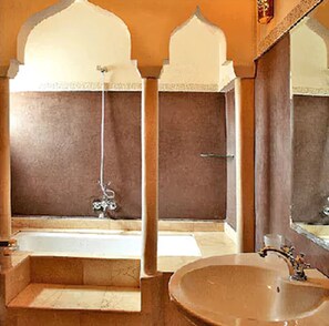 Junior Suite | Bathroom | Combined shower/tub, free toiletries, hair dryer, bidet - Riad Marrakech By Hivernage (Marrakech)