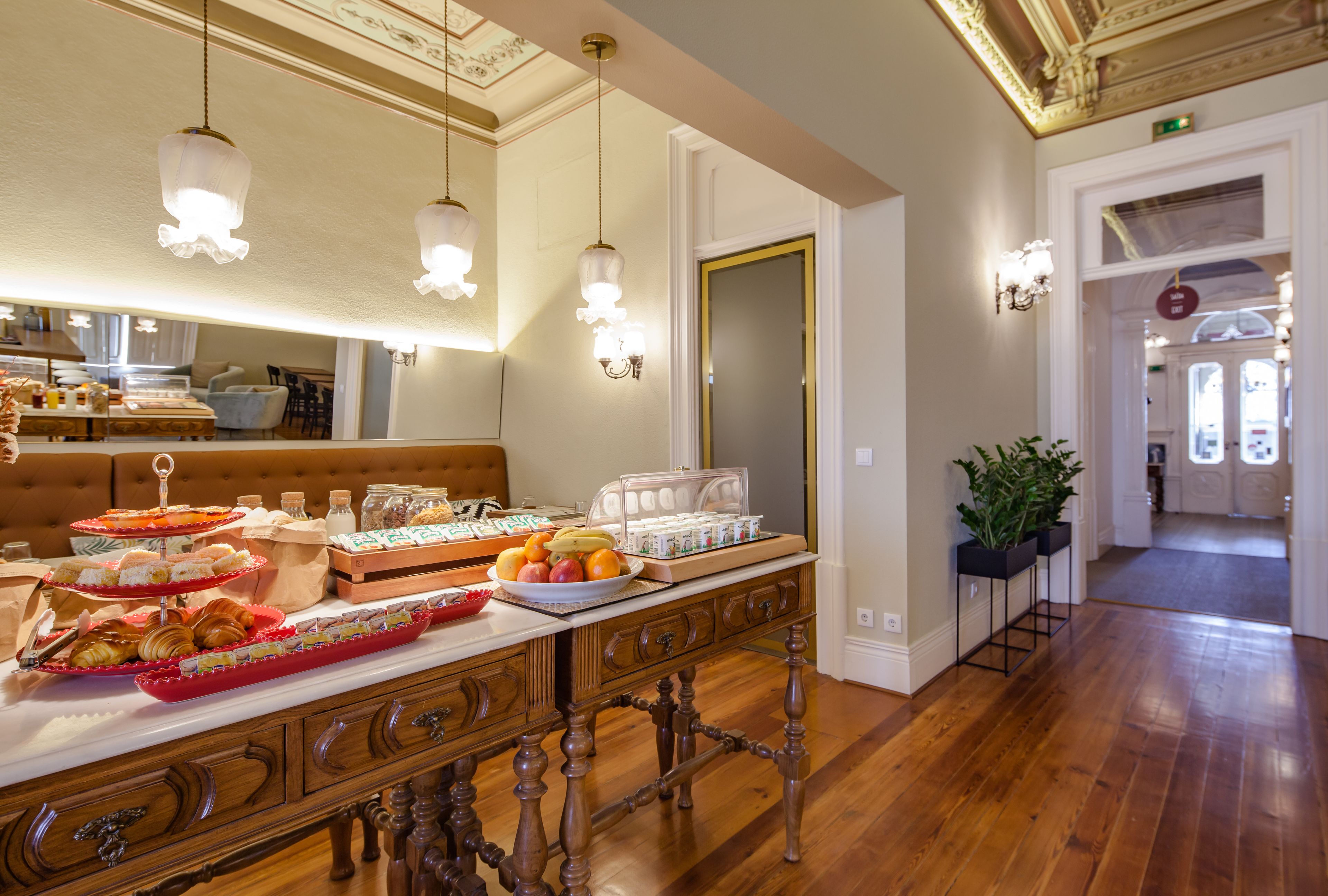 فطور من الأطباق المحلية يوميًا بتكلفة قدرها (11.5 EUR للشخص)