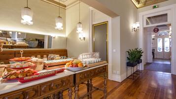 Desayuno con opciones de la cocina local todos los días (con cargo)