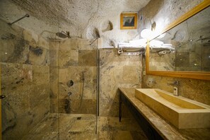 Superior Double Room | Bathroom | Free toiletries, hair dryer, slippers, towels - Cave Hotel Saksagan (Nevsehir)