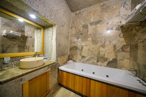Deluxe Double Room | Bathroom | Free toiletries, hair dryer, slippers, towels - Cave Hotel Saksagan (Nevsehir)