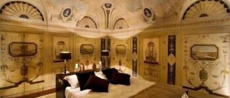 Deluxe Double Room | Minibar, in-room safe, soundproofing, iron/ironing board