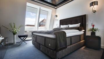 Double Apartment PREMIUM | Ylelliset vuodevaatteet, minibaari, tallelokero huoneessa, työpöytä