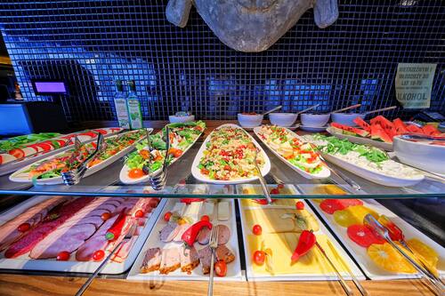 Buffet déjeuner servi tous les jours en supplément