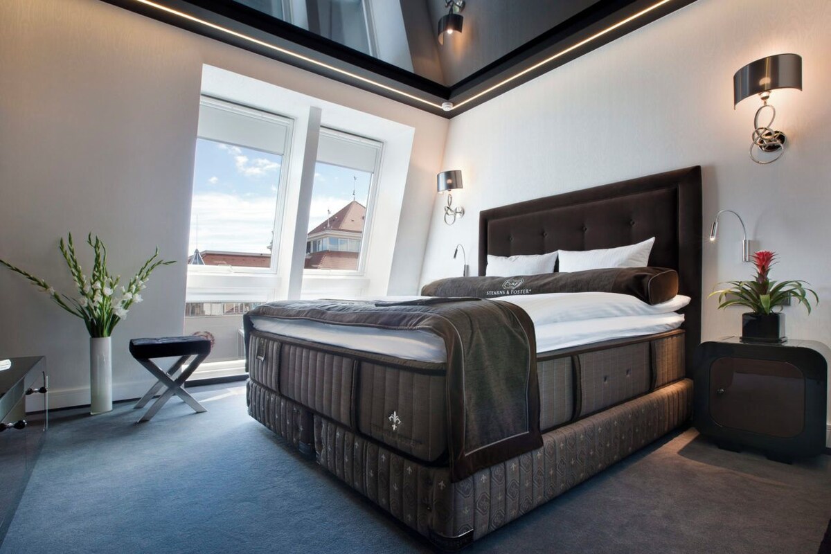 Sengetøy av topp kvalitet, minibar, safe på rommet og skrivebord