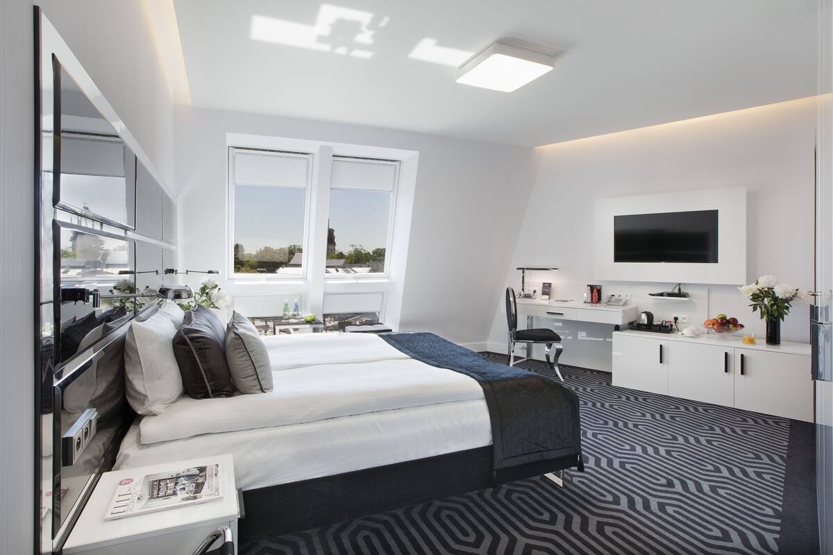 Double  or Twin Deluxe PREMIUM | Premium bedding, minibar, in-room safe, desk