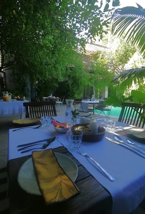 Daily full breakfast (ZAR 295 per person)