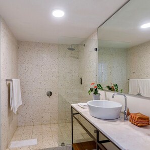 Shower, free toiletries, hair dryer, towels - Cape Standard Guest House (Cape Town)