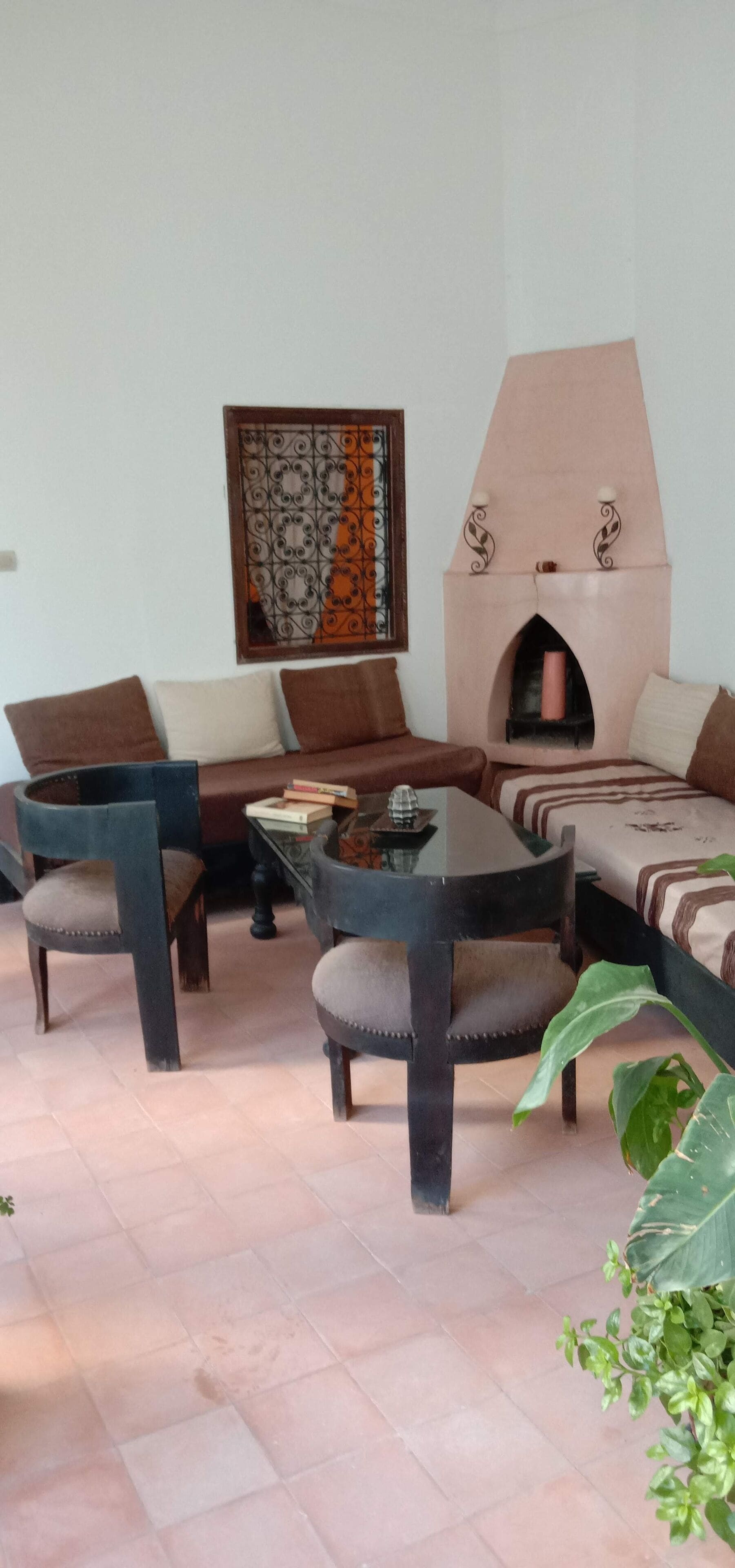 Un salon comprenant un canapé, des fauteuils, une table basse et une cheminée.