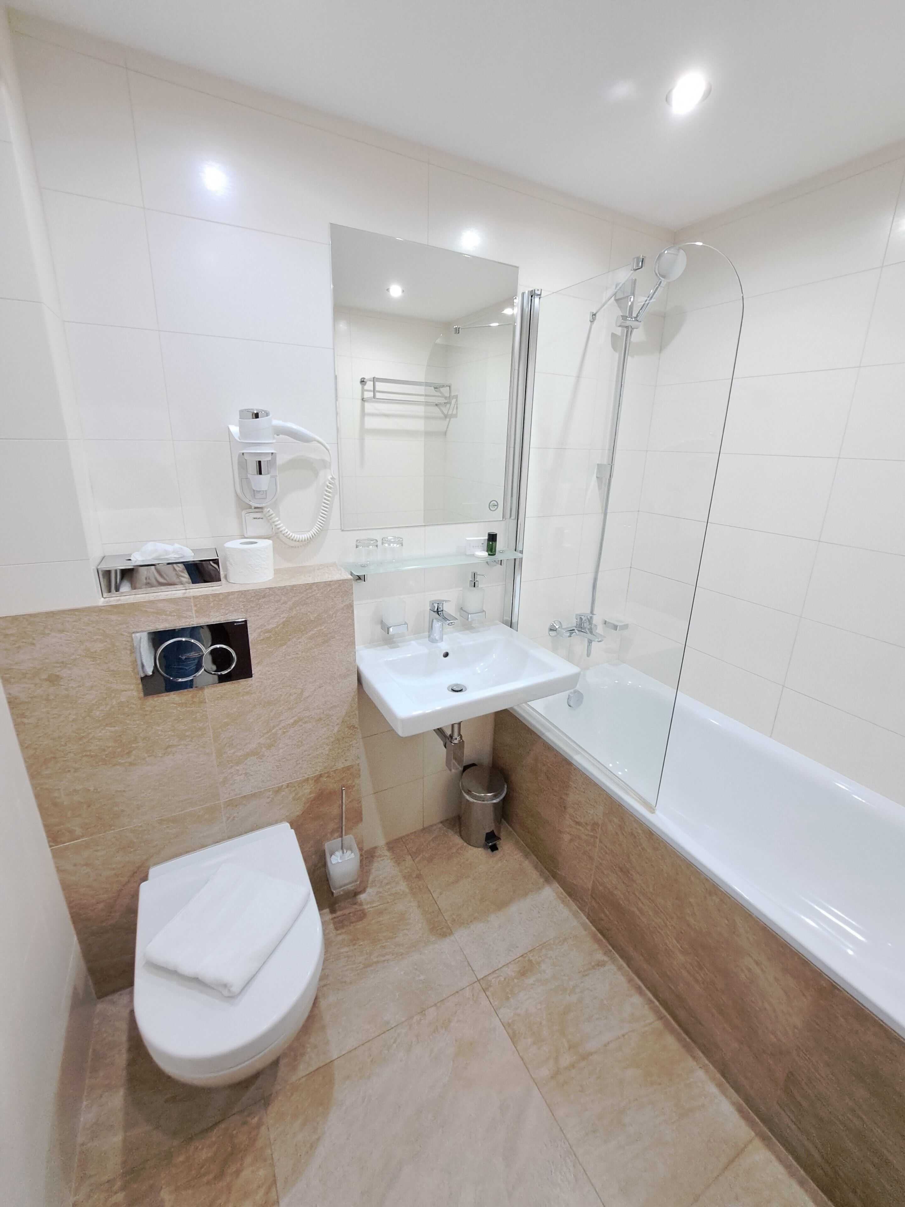 basic double room | bathroom | free toiletries, hair dryer, towels