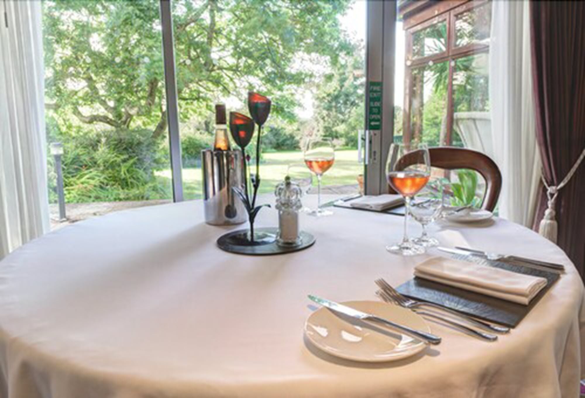 Der serveres morgenmad og britiske retter med udsigt til haven 