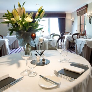 Breakfast, dinner served; British cuisine, garden views  - Ty'n Rhos Country House (Caernarfon)