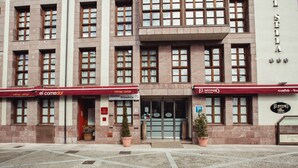 A building with multiple storefronts, including 'el comedor' and 'El secreto'.