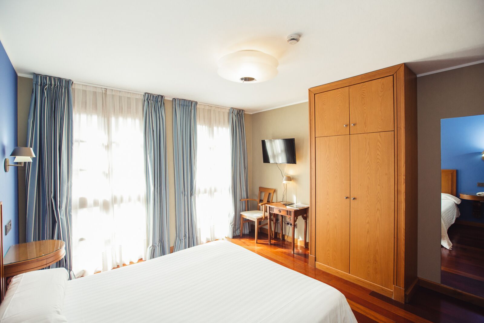 standard room | 1 bedroom, in-room safe, desk, iron/ironing board