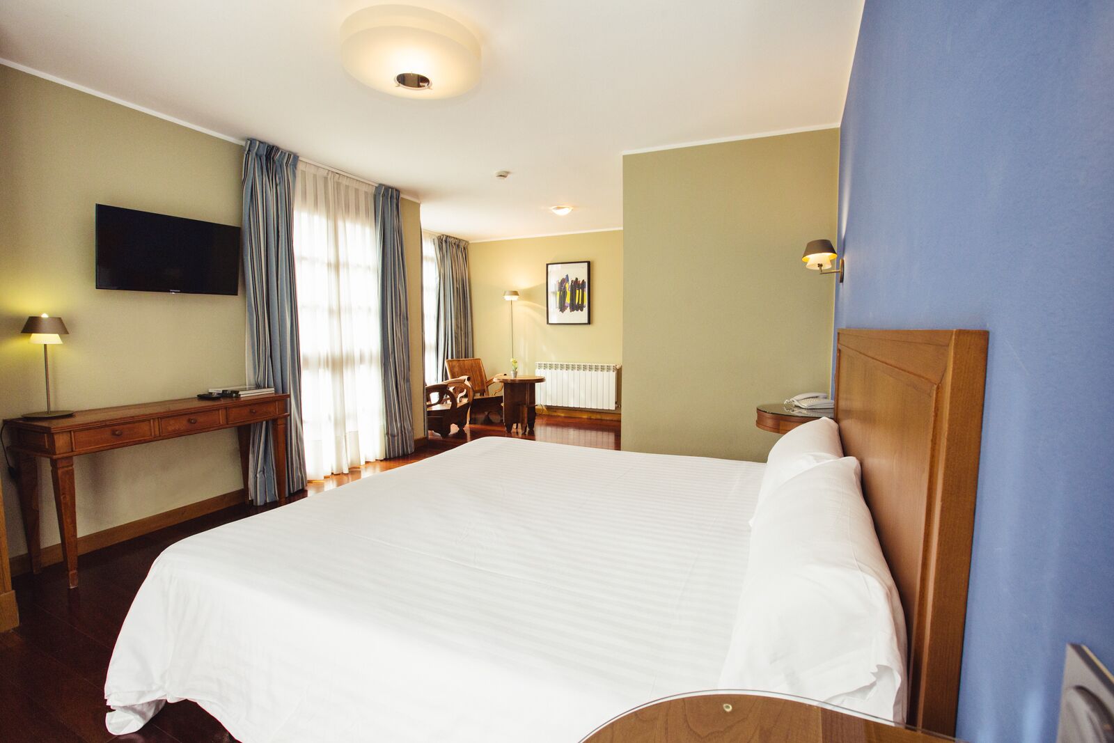 deluxe room | 1 bedroom, in-room safe, desk, iron/ironing board