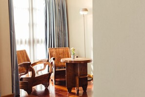 Habitación Deluxe | Sala de estar | Una televisión