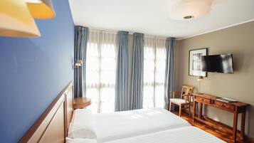 Caja fuerte, escritorio, tabla de planchar con plancha y wifi gratis