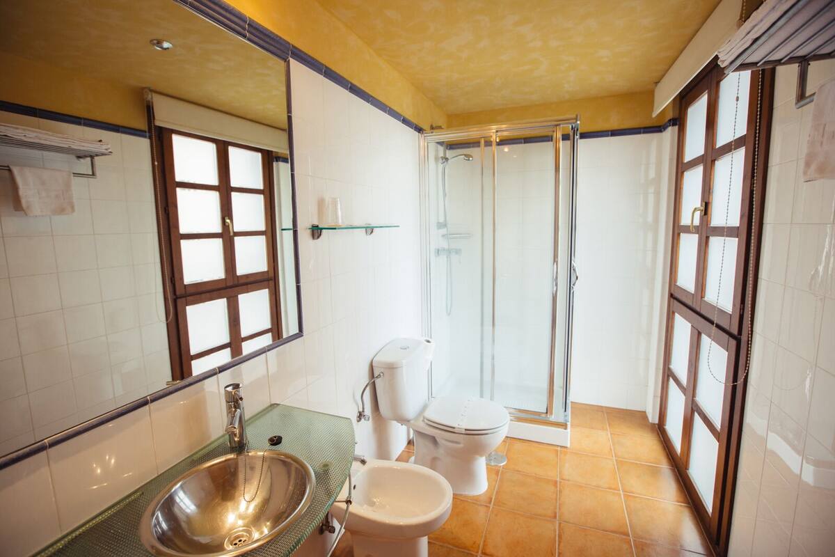 designer toiletries, hair dryer, towels