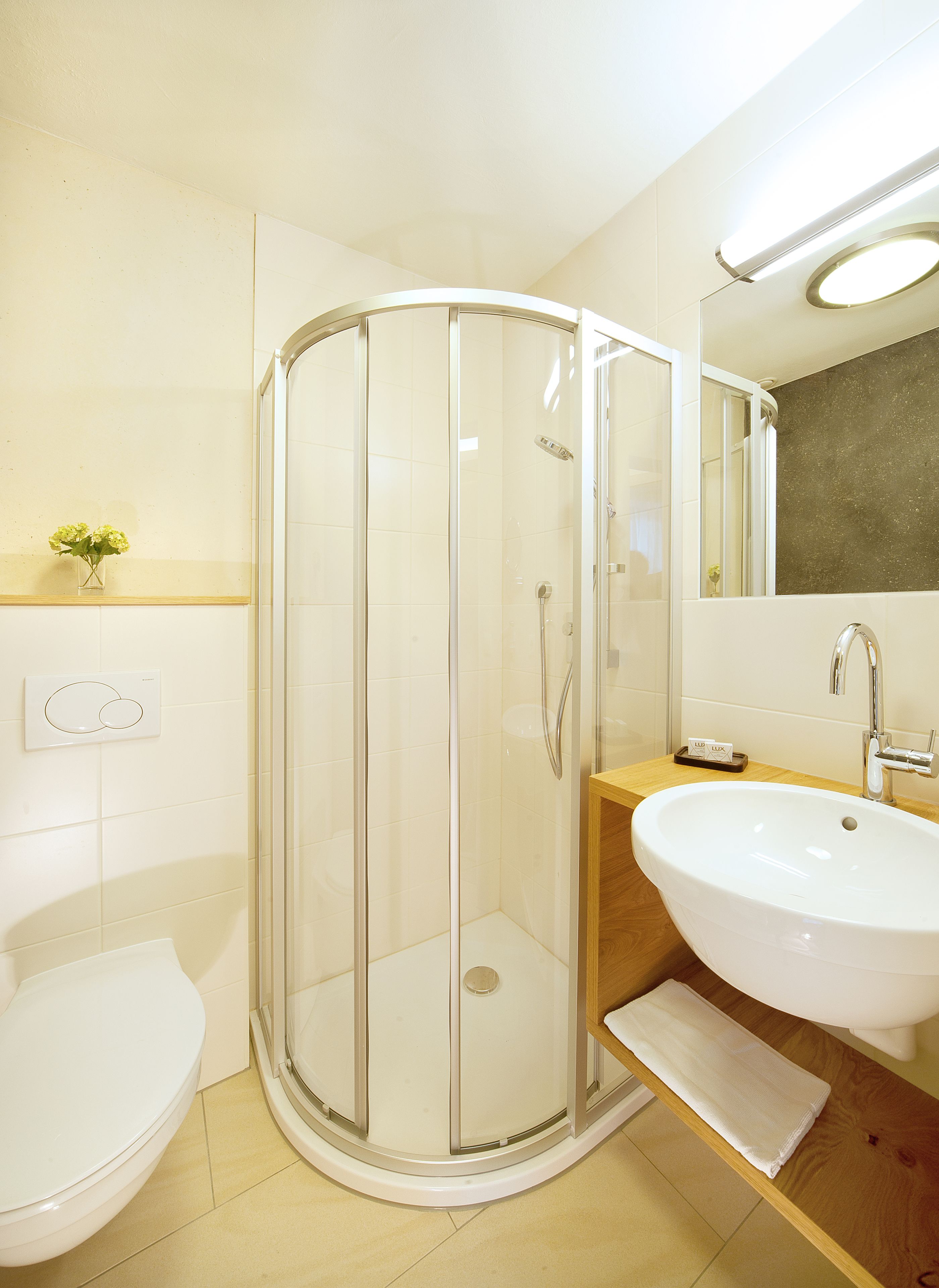 rainfall showerhead, hair dryer, towels