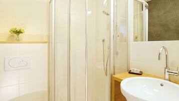 Rainfall showerhead, hair dryer, towels