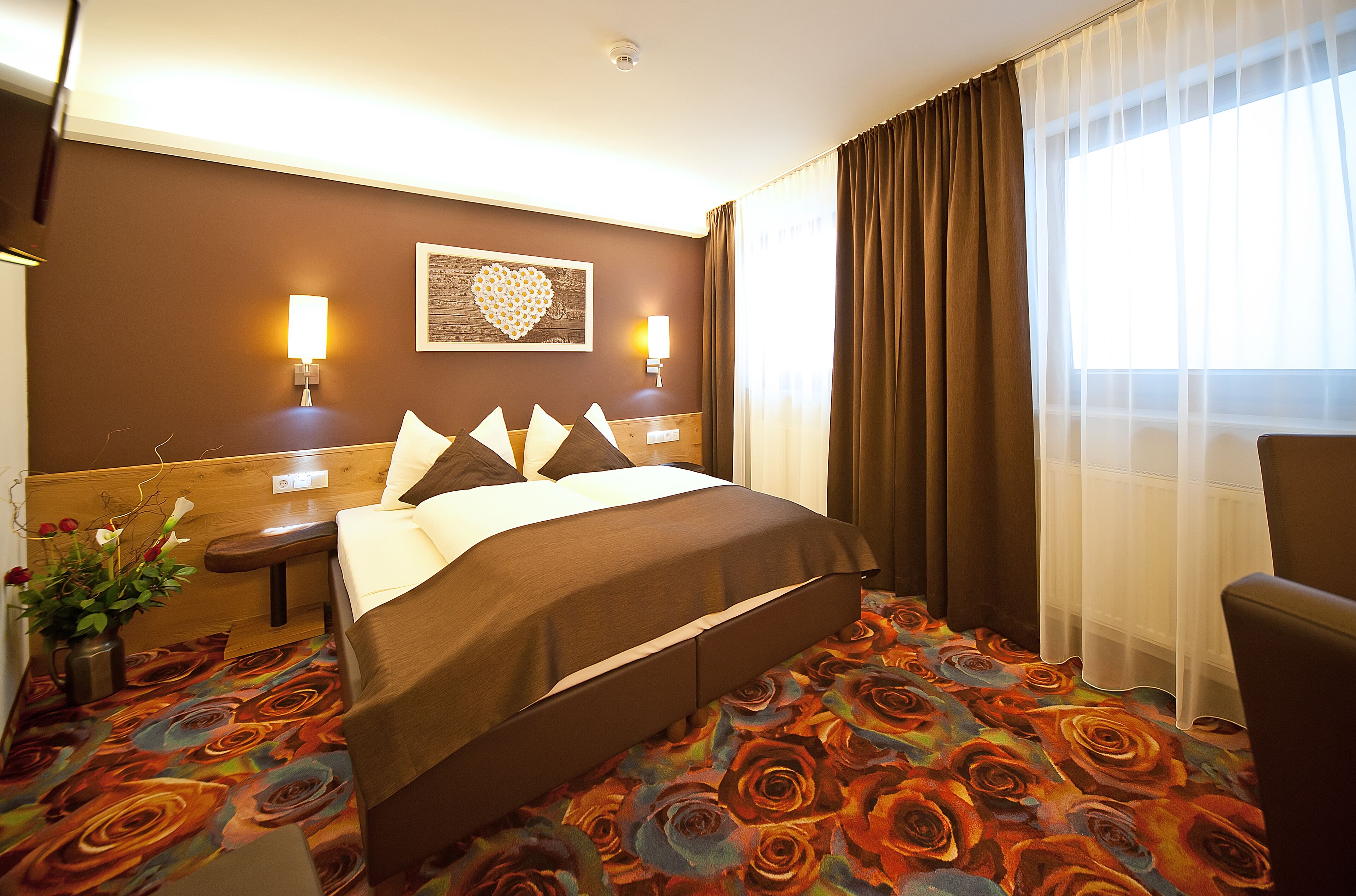 hypo-allergenic bedding, in-room safe, wifi