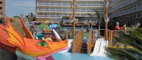 Innenpool, Außenpool (je nach Saison geöffnet), Liegestühle